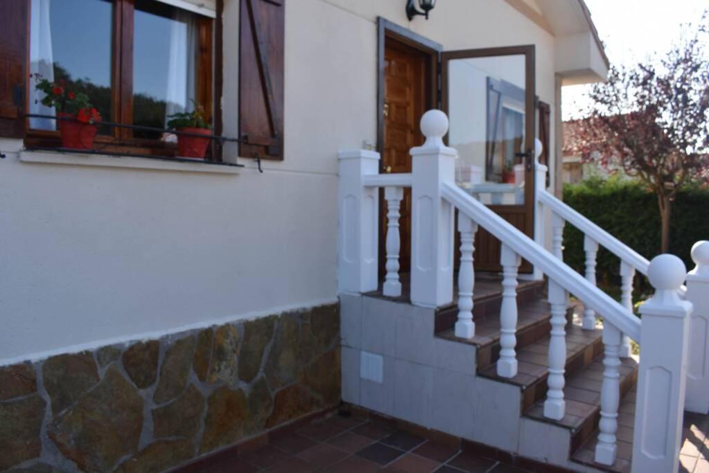 Nuevo - Cómodo y coqueto chalet con jardín en Argoños Exterior foto